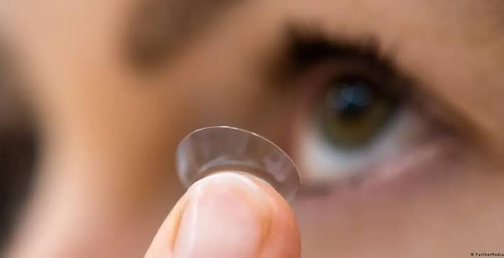 Gerebek 'Smart-Contact Lenses': Tren Lensa Kontak Pintar Berbasis Hologram yang Bikin Warga Jakarta Bisa Nonton Layar Virtual Tanpa HP Sepanjang Oktober 2026